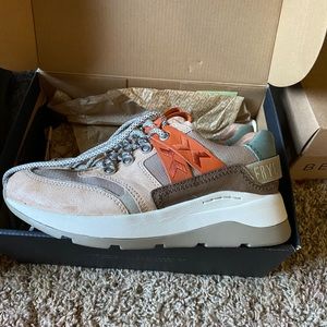 Frye Willow Trek low shoes